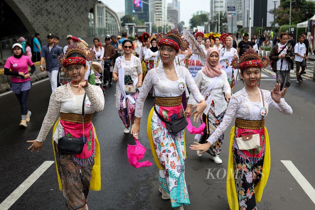 Para penari CFD Kartinian menari bersama di Bundaran Hotel Indonesia, Jakarta, saat hari bebas kendaraan bermotor, Minggu (21/4/2024). Perempuan Berkebaya Indonesia dan Kebaya Menari menyelenggarakan pawai CFD Kartinian. Pawai ini digelar dalam rangka memperingati Hari Kartini 2024 yang diperingati setiap 21 April. 