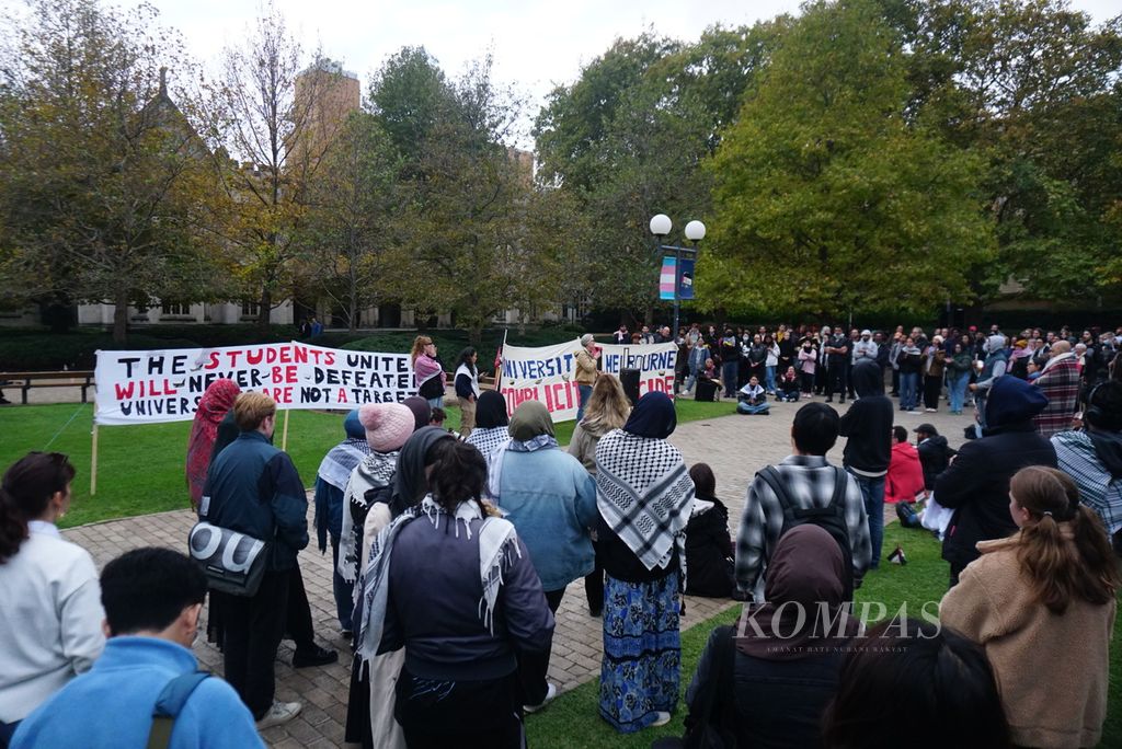 Ratusan mahasiswa mendengarkan orasi dalam unjuk rasa mendukung Palestina di kampus Parkville Universitas Melbourne di Melbourne, Australia, Senin (29/4/2024).