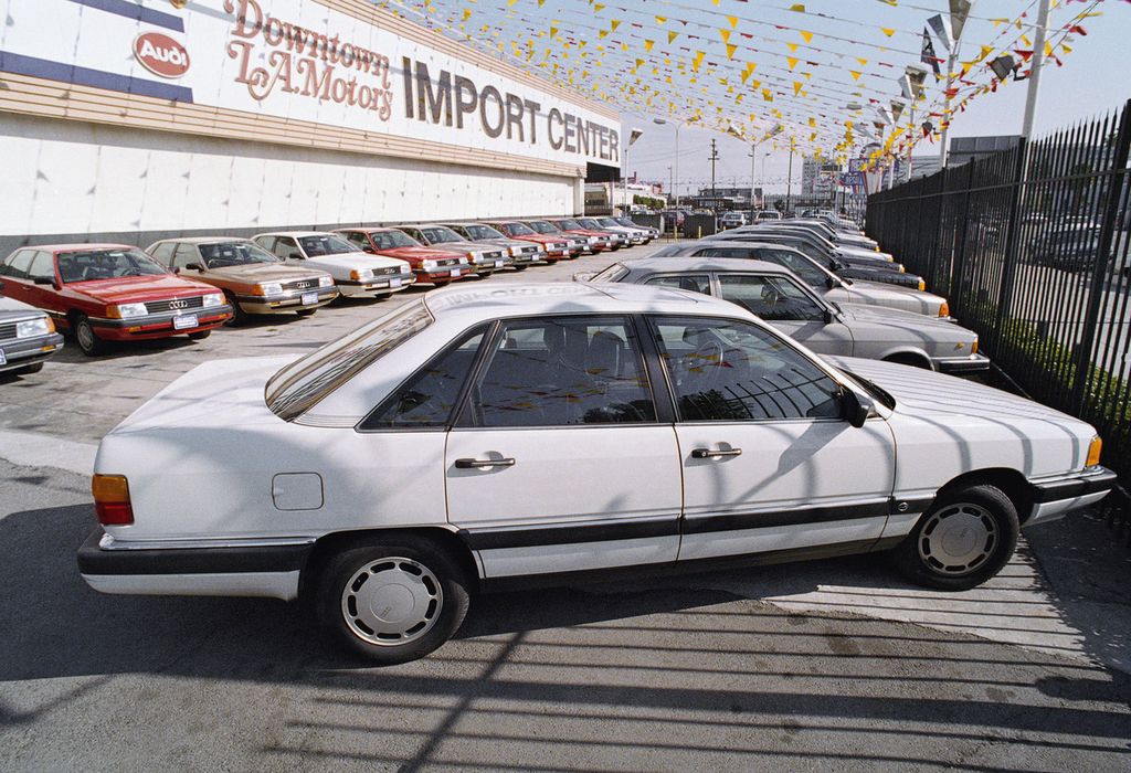 Puluhan kendaraan Audi 5000 dipajang di salah satu tempat penjualan di Los Angeles, Amerika Serikat, 16 Januari 1987.  