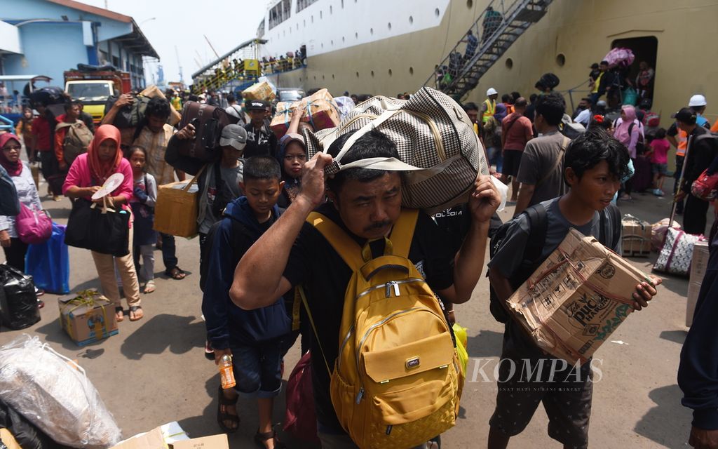 Dengan sejumlah barang bawaan, pemudik turun dari KM Gunung Dempo dengan keberangkatan awal Jayapura, Papua, di Pelabuhan Tanjung Perak, Surabaya, Jawa Timur, Jumat (14/4/2024). 