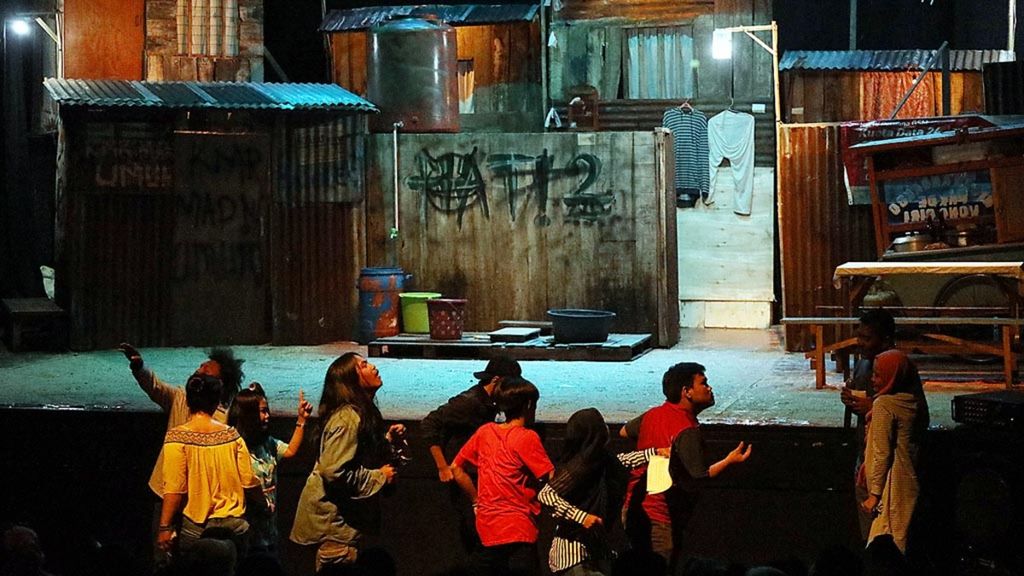 Teater Semut Unsada mementaskan lakon 'Repertoar Sabun Colek' karya Edian Munaedi, Minggu (25/11/2018), di Teater Kecil, Taman Ismail Marzuki, Jakarta. Pementasan ini diselenggarakan dalam perhelatan Festival Teater Jakarta, 19-29 November 2018.