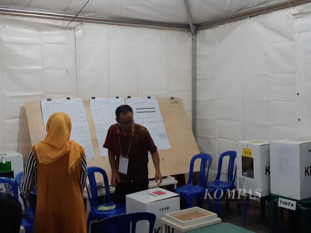 Ketua KPPS di TPS 3 Malimongan Tua, Wajo, Makassar, melanjutkan penghitungan suara bersama anggota KPPS lainnya.