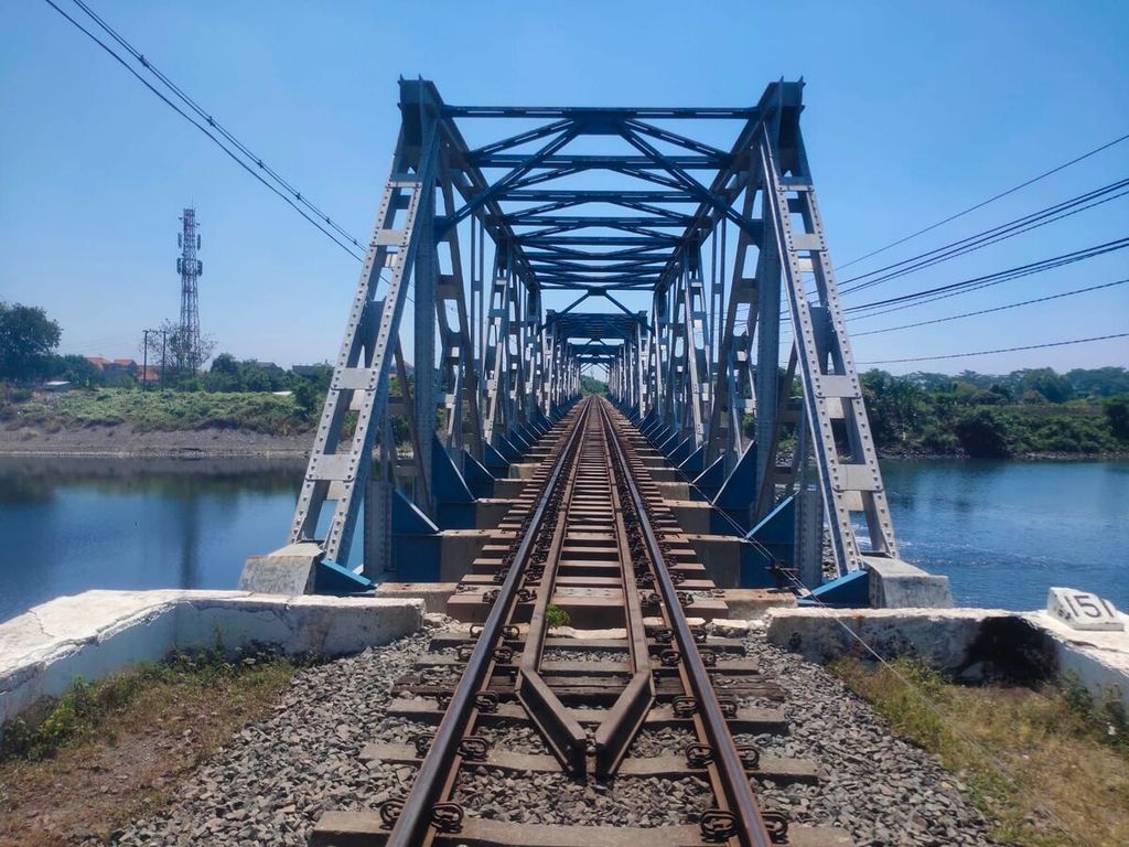 Kondisi jalur kereta api dan jembatan di Kabupaten Malang, Jawa Timur, pascagempa berkekuatan M 4,9 yang terjadi Selasa (13/8/2024).