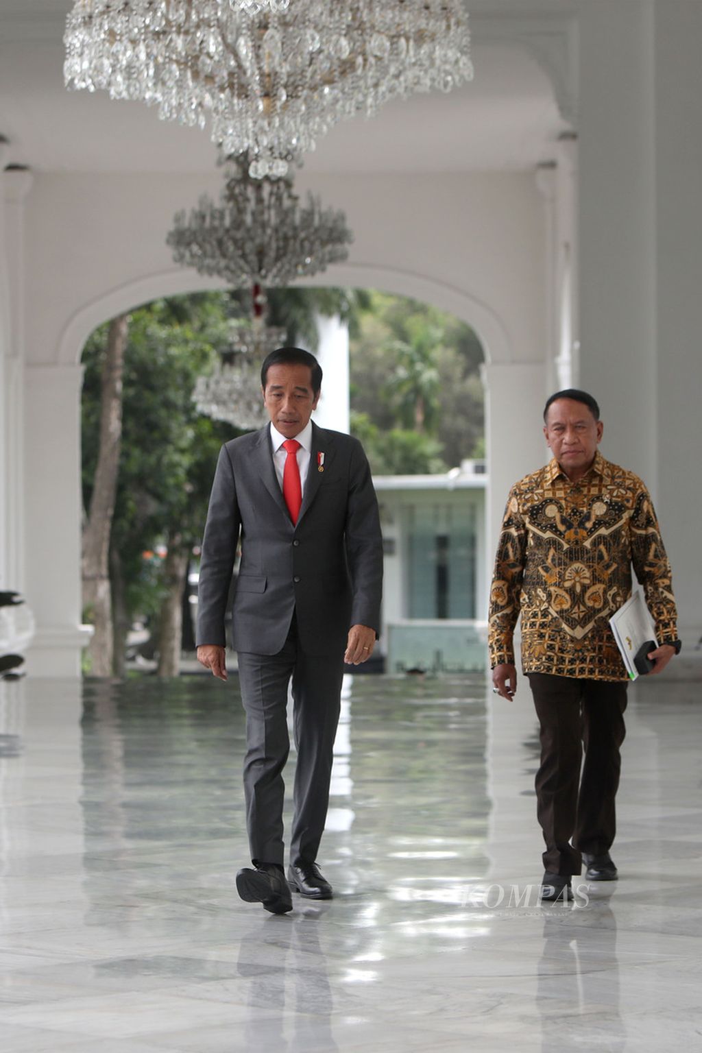 Presiden Joko Widodo seusai bertemu Presiden FIFA Gianni Infantino di Istana Merdeka, Jakarta, Selasa (18/10/2022). Pertemuan ini dalam rangka mengawal transformasi sepak bola Indonesia pascatragedi di Stadion Kanjuruhan, Malang, 1 Oktober 2022. 