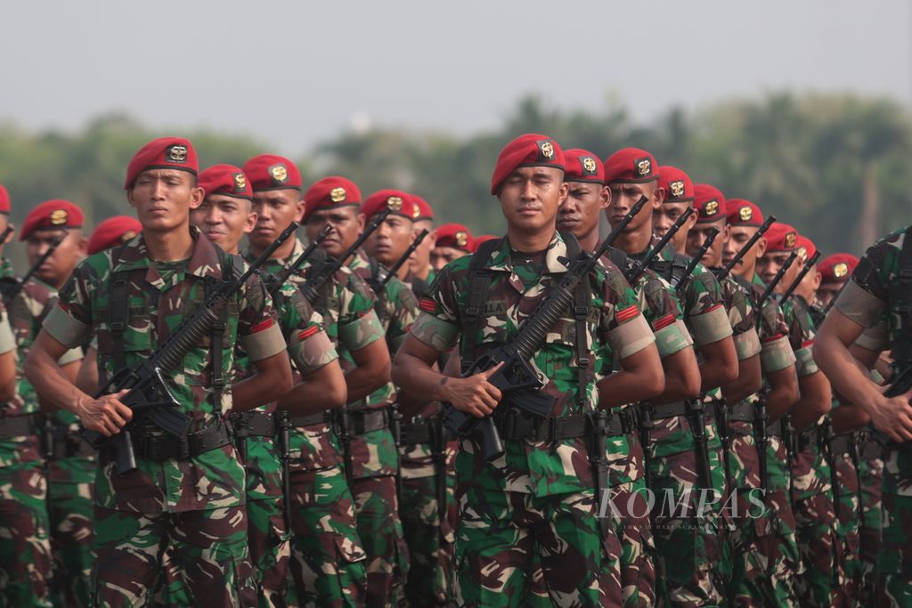 Prajurit TNI Angkatan Darat mengikuti apel gelar pasukan pengamanan Pemilu 2024 yang dipimpin Kepala Staf TNI AD Jenderal Agus Subiyanto di kawasan Monas, Jakarta, Rabu (8/11/2023). Sebanyak 11.000 pasukan TNI AD diterjunkan untuk pengamanan Pemilu 2024. TNI AD berkomitmen menjaga netralitas dalam Pemilu 2024. 