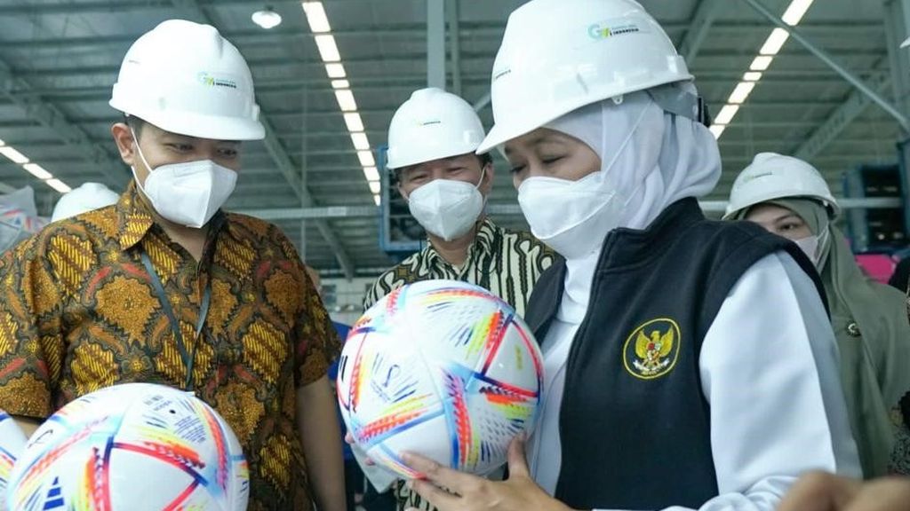 Gubernur Jawa Timur Khofifah Indar Parawansa memenang bola yang digunakan untuk Piala Dunia 2022 di Pabrik PT Global Way Indonesia di Madiun, Jawa Timur, saat ekspor 50.000 buah bola, Juni 2022 lalu.