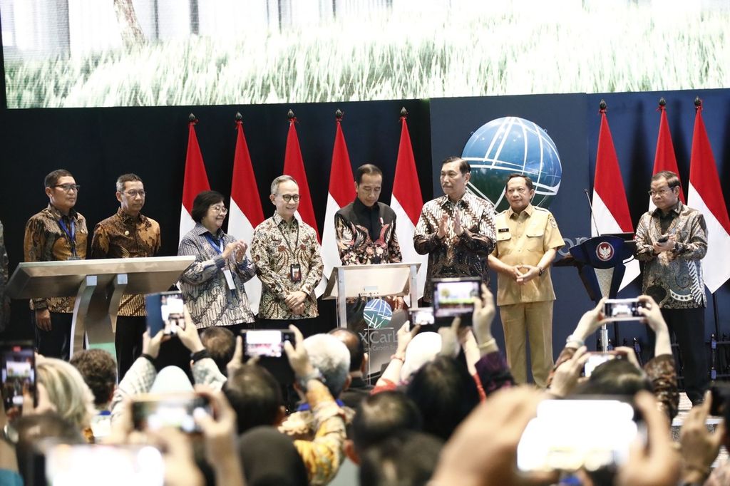 Seremoni pembukaan Bursa Karbon Indonesia di Bursa Efek Indonesia, Jakarta, Selasa (26/9/2023). Pembukaan itu turut dihadiri Presiden Joko Widodo dan Ketua Komite Pengarah Penyelenggara Nilai Ekonomi Karbon Luhut Binsar Pandjaitan.