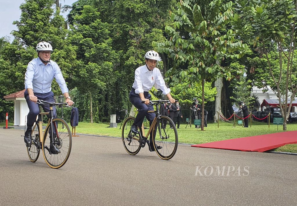 Presiden Joko widodo dan Perdana Menteri Australia Anthony Albanese bersepeda bersama di komplek Istana Bogor, Jawa Barat, Senin (6/6/2022). 