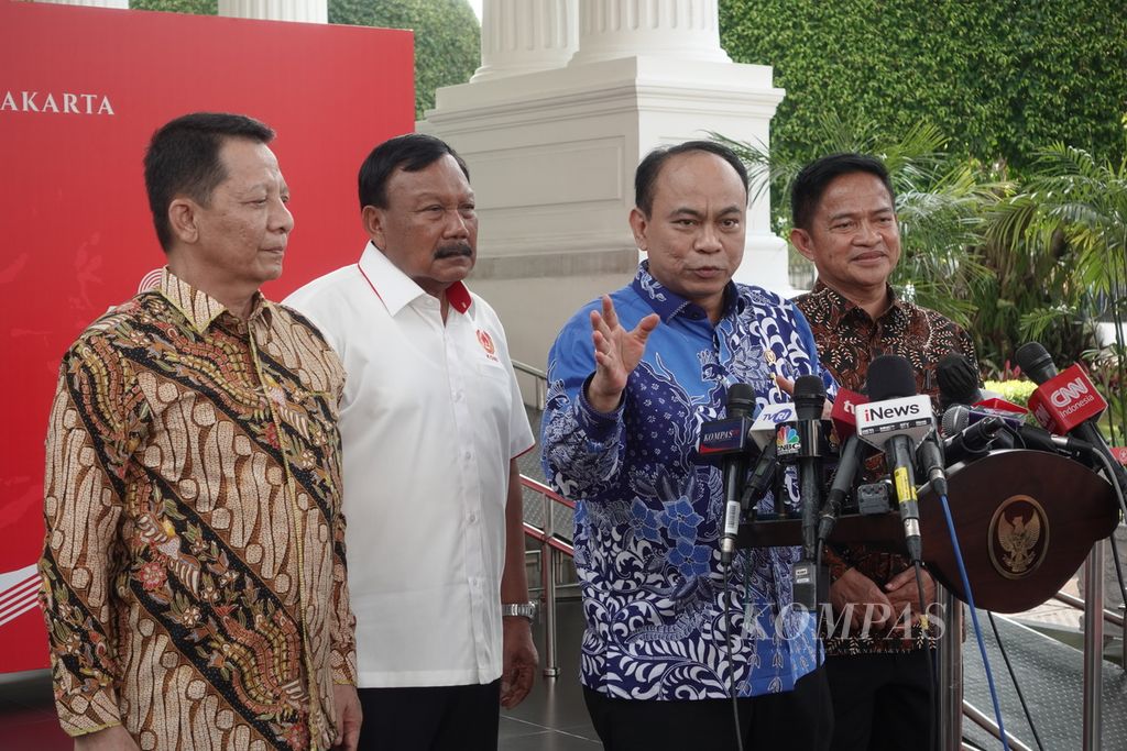 Menteri Komunikasi dan Informatika Budi Arie Setiadi saat menyampaikan keterangan pers seusai rapat terbatas terkait persiapan penyelenggaraan PON XXI Aceh-Sumatera Utara 2024 di Kompleks Istana Kepresidenan, Jakarta, Senin (9/10/2023).