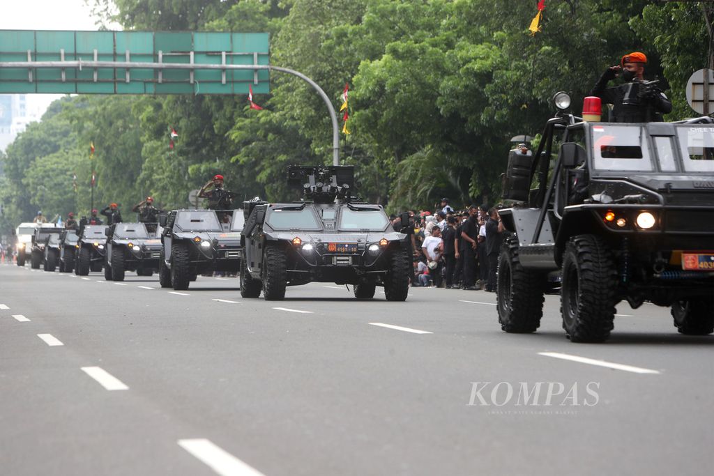 Defile alat utama sistem persenjataan (alutsista) TNI di Jalan Medan Merdeka Utara, Jakarta, Rabu (5/10/2022). 