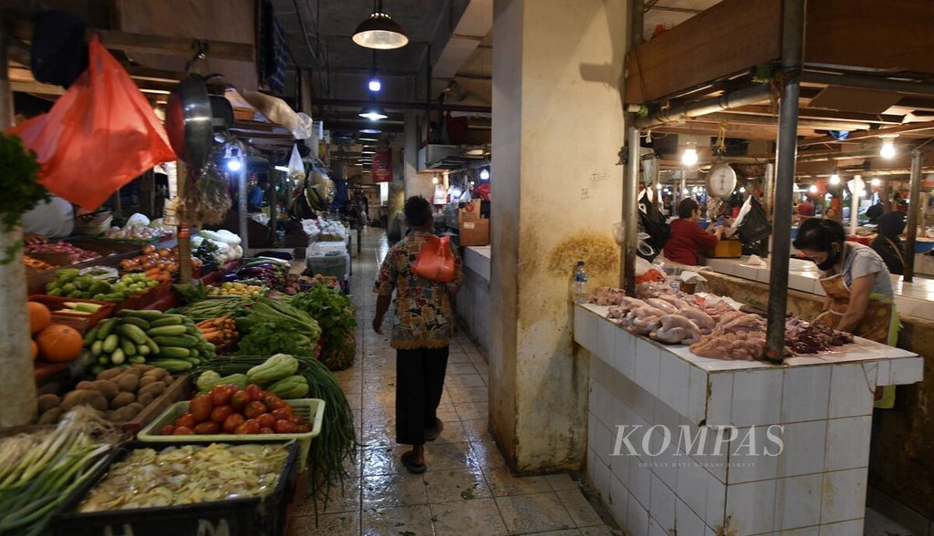 The atmosphere at Pasar Senen, Jakarta, was not enthusiastic, Wednesday (2/6/2021). 