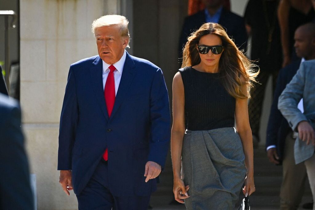  Mantan Presiden AS Donald Trump dan istrinya, Melania Trump, meninggalkan sebuah tempat pemungutan suara seusai melakukan pemungutan suara pada pemilu sela AS di Palm Beach, Florida, AS, Selasa (8/11/2022). 
