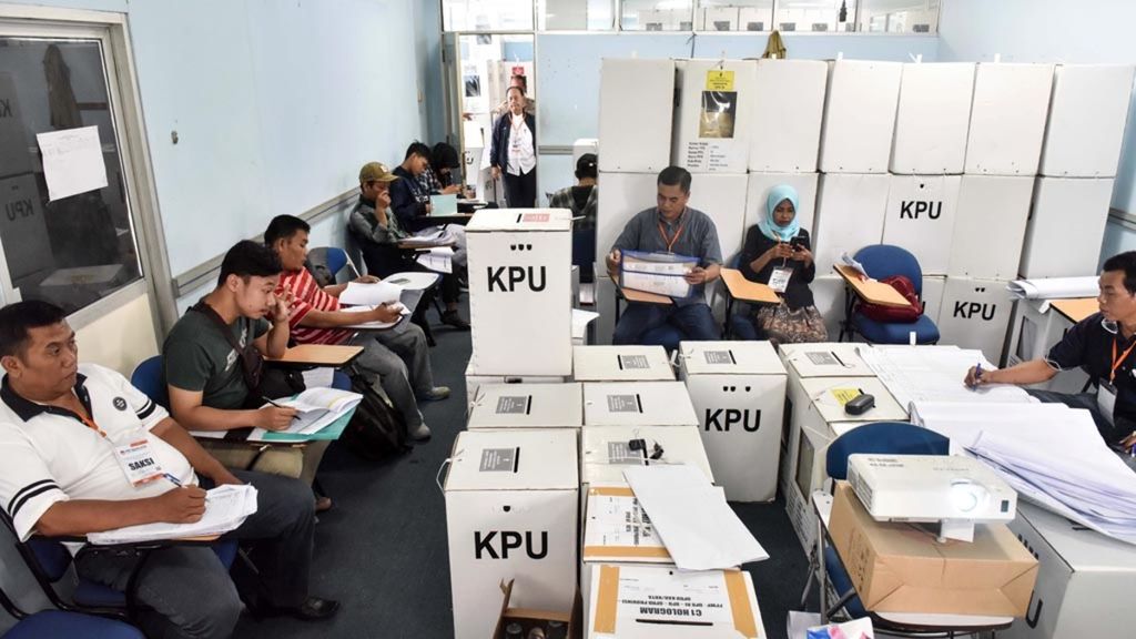 Petugas Panitia Pemilihan Kecamatan (PPK) Pamulang, Tangerang Selatan, Banten, disaksikan para saksi menyelesaikan rekapitulasi suara Pemilu 2019, di Pondok Cabe Udik, Pamulang, Tangerang Selatan, Senin (6/5/2019).