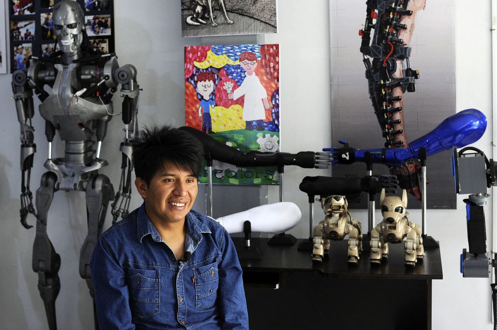 Insinyur listrik dan pakar robotik Roly Mamani menjelaskan proses pembuatan prostesis robotik dan bionik untuk membantu masyarakat berpenghasilan rendah di bengkelnya, Robotics Creators, di kota Achocalla, Bolivia.  