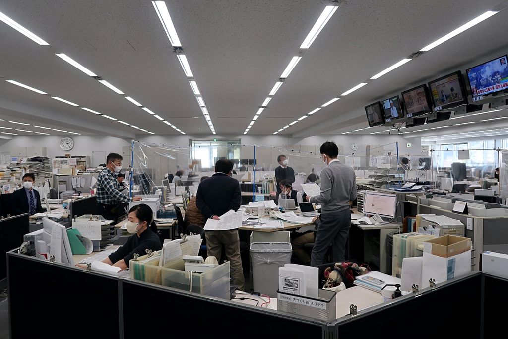 Sejumlah karyawan dari surat kabar lokal, <i>Shinano Mainichi Shimbun</i> atau <i>Shinmai</i>, sibuk bekerja di ruang redaksi, di Nagano, Jepang, Jumat (17/2/2023). Surat kabar ini menyediakan berita lokal, nasional, serta internasional. Nagano adalah prefektur dengan 2,05 juta jiwa penduduk.