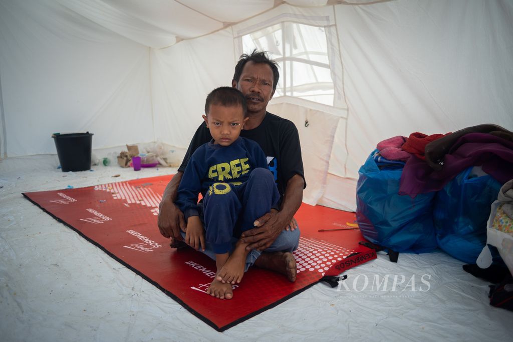 Pengungsi anak, Muhammad Fadil (6), mengidap campak dan harus ditempatkan di tenda khusus di halaman kantor Bupati Pasaman Barat, Jumat (4/3/2022).