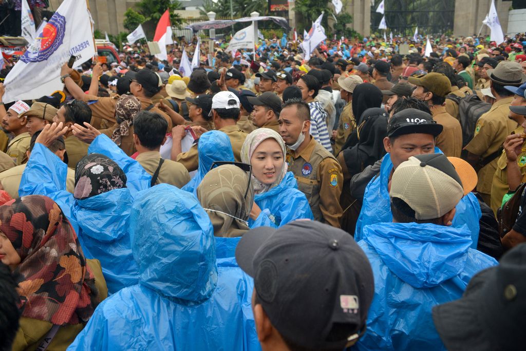 Massa aksi dari perangkat desa seluruh Indonesia berunjuk rasa di depan Gedung DPR, Jakarta, Rabu (25/1/2023). Tuntutan massa aksi ini antara lain perangkat desa diangkat menjadi aparatur sipil negara atau pegawai pemerintah dengan perjanjian kerja (PPPK).