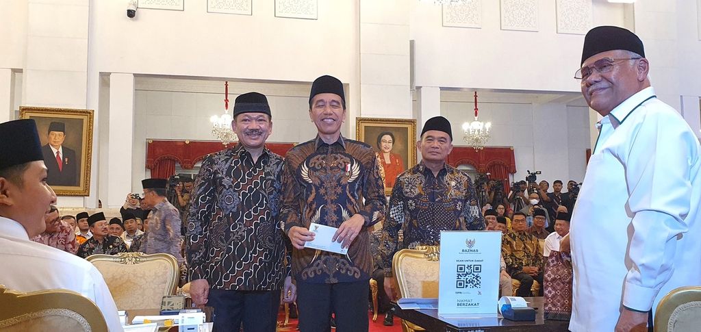 Presiden Joko Widodo menunaikan kewajiban membayar zakat melalui Badan Amil Zakat Nasional di Istana Negara, Jakarta, Rabu (13/3/2024). Wakil Presiden Maruf Amin dan beberapa menteri Kabinet Indonesia Maju juga melakukan hal yang sama.