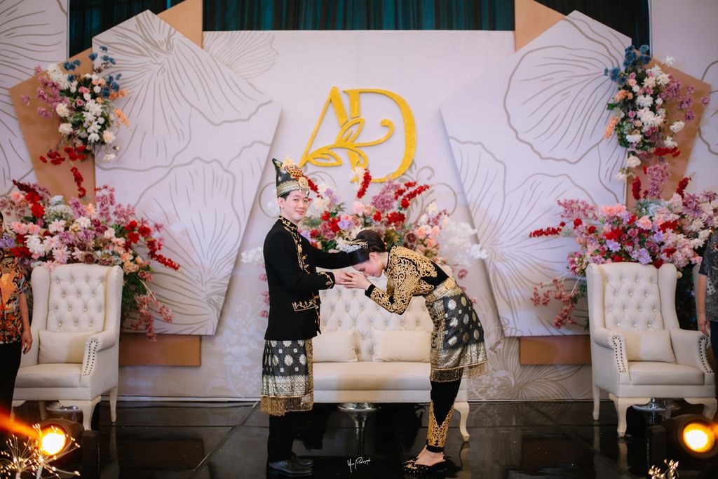 Andriano David (30) dan istrinya, Desi Mandasari (28), saat merayakan resepsi pernikahan di Meulaboh, Kabupaten Aceh Barat, Provinsi Aceh, Senin (2/10/2023). Meski warga keturunan Tionghoa, Andriano dan Desi memilih mengenakan pakaian adat Aceh. 