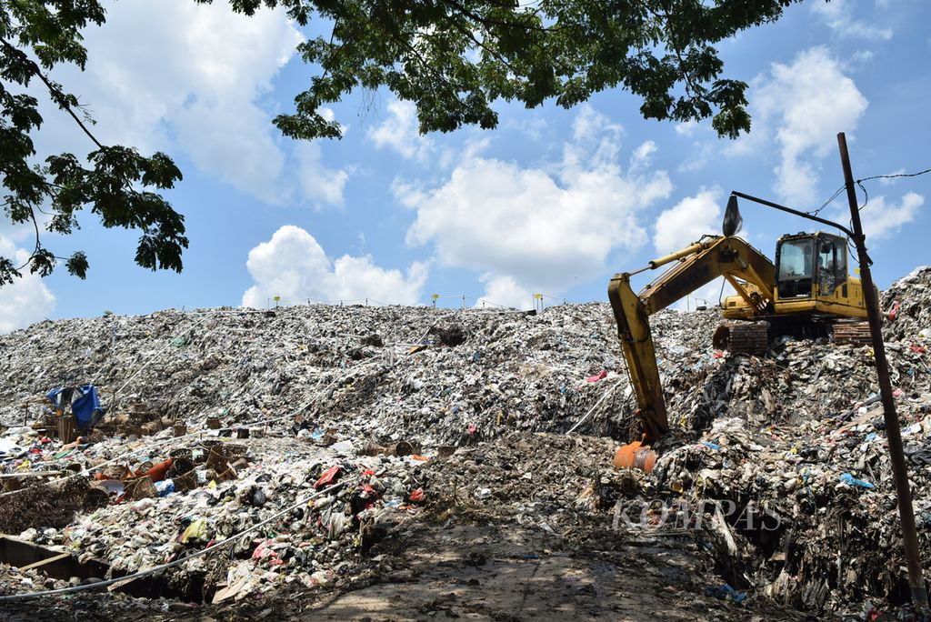 Kondisi sampah yang melebihi kapasitas dalam lokasi pembuangan sampah dengan sistem terbuka (<i>open</i><i>dumping</i>) di Tempat Pembuangan Akhir (TPA) Talang Gulo, Senin (1/12/2020). Pemerintah Kota Jambi menyiapkan pengganti berupa sel pengolahan dengan sistem tertutup yang lebih ramah lingkungan.