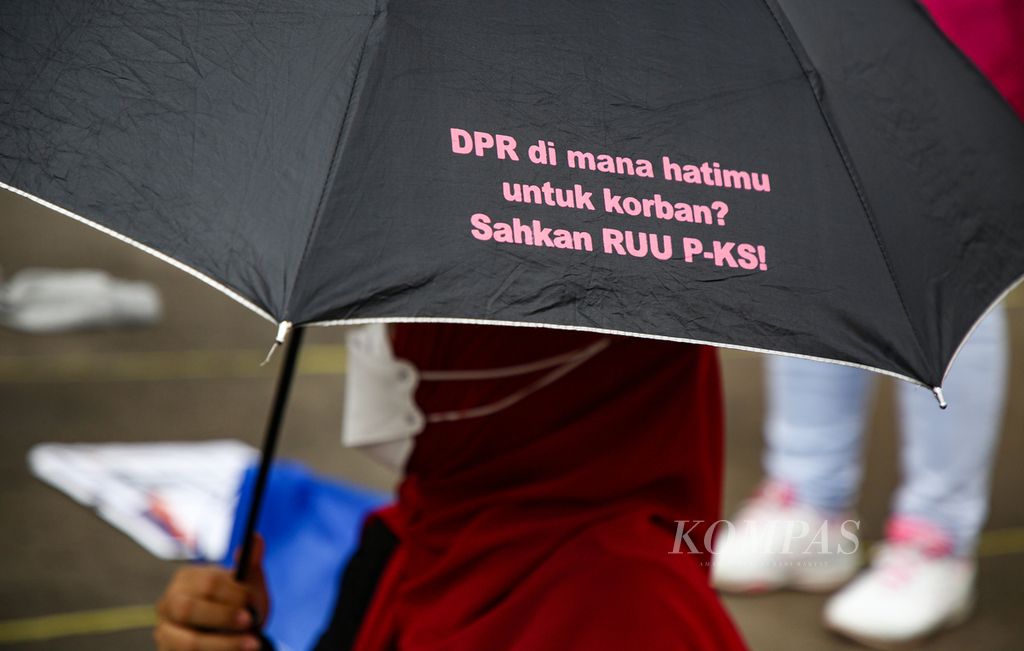 Aksi memperingati hari ibu oleh pengunjuk rasa dari berbagai aliansi di depan gedung DPR, Jakarta Pusat, Rabu (22/12/2021). Mereka menuntut pengesahan terhadap Rancangan Undang-Undang Tindak Pidana Kekerasan Seksual atau RUU TPKS.