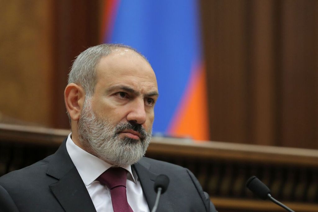 Perdana Menetri Armenia, Nikol Pashinyan saat menghadiri pertemuan di Kantor Parlemen Armenia, Selasa (13/9/2022). 