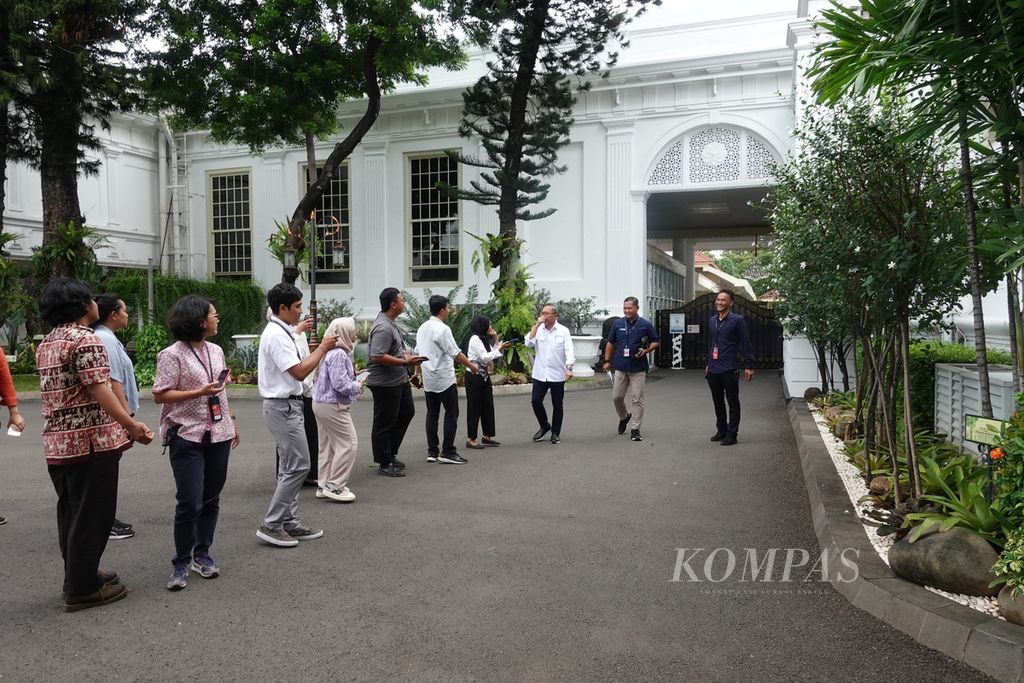 Menteri Perdagangan Zulkifli Hasan saat dicegat para awak media untuk diwawancarai di Kompleks Istana Kepresidenan, Jakarta, Kamis (18/1/2024).