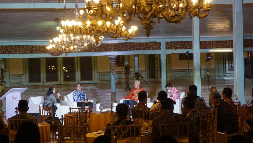 Gubernur Jawa Tengah Ganjar Pranowo (kedua dari kanan), Gubernur Jawa Barat Ridwan Kamil (kedua dari kiri), dan Wali Kota Surakarta Gibran Rakabuming Raka saat mengikuti Y20 di Pura Mangkunegaran, Kota Surakarta, Jawa Tengah, Jumat (28/10/2022) malam. Ganjar dan Kamil disindir soal keikutsertaan dalam Pilpres 2024. 