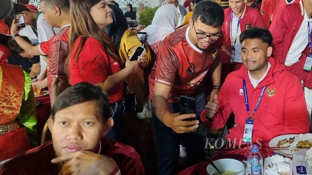 Saddil Ramdani (kanan) melayani permintaan foto dari pendukung timnas Indonesia pada acara jamuan makam malam di Wisma KBRI Qatar, Doha, Rabu (10/1/2024). Di hadapan Saddil tampaik Adam Alis. PSSI memastikan Adam menggantikan Saddil dalam skuad final Piala Asia 2023.