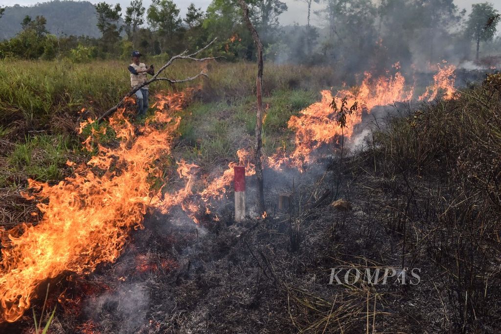Membuka lahan dengan cara membakar hingga kini masih banyak ditemui di sejumlah daerah, seperti yang terlihat di Desa Cemaga Selatan, Bunguran Selatan, Kabupaten Natuna, Kepulauan Riau, Minggu (16/2/2020). 