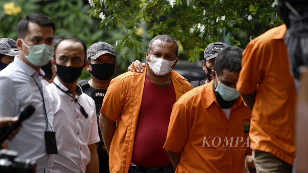 John Refra alias John Kei (masker putih) dihadirkan saat rilis pengungkapan kasus penganiayaan berat di Duri Kosambi, Jakarta Barat, serta perusakan rumah dan kekerasan di Green Lake City, Kota Tangerang, di Markas Polda Metro Jaya, Jakarta, Senin (22/6/2020).
