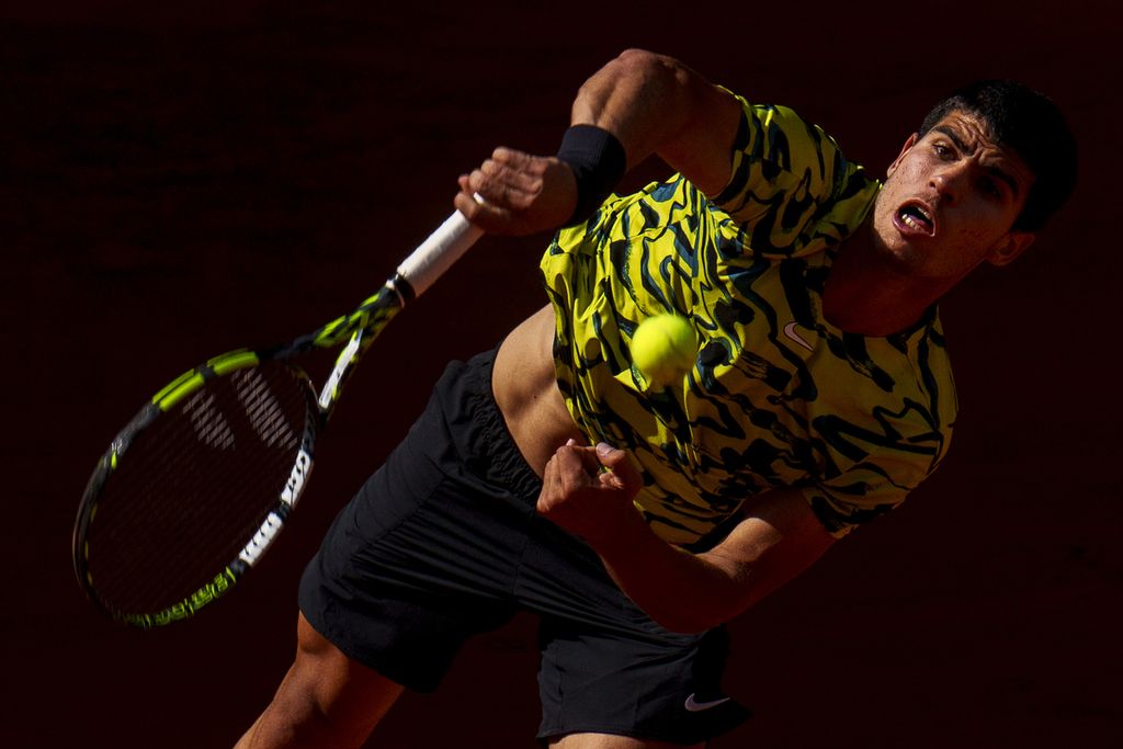 Petenis Spanyol, Carlos Alcaraz, melawan petenis Rusia, Karen Kachanov, pada babak perempat final turnamen tenis ATP Masters 1000 Madrid di Madrid, Spanyol, Rabu (3/5/2023). Alcaraz mengalahkan Kachanov, 6-4, 7-5. Alcaraz akan berhadapan dengan Borna Coric (Kroasia) di semifinal pada Jumat (5/5/2023).