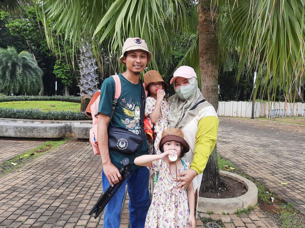 Pasangan suami-istri, Didit (31) dan Sintia (31), asal Sampit, Kalimantan Tengah, yang berekreasi di Gelora Bung Karno, Jakarta, Kamis (27/4/2023). Keduanya mengakui suhu saat ini lebih panas daripada biasanya walau masih dalam batas toleransi mereka.