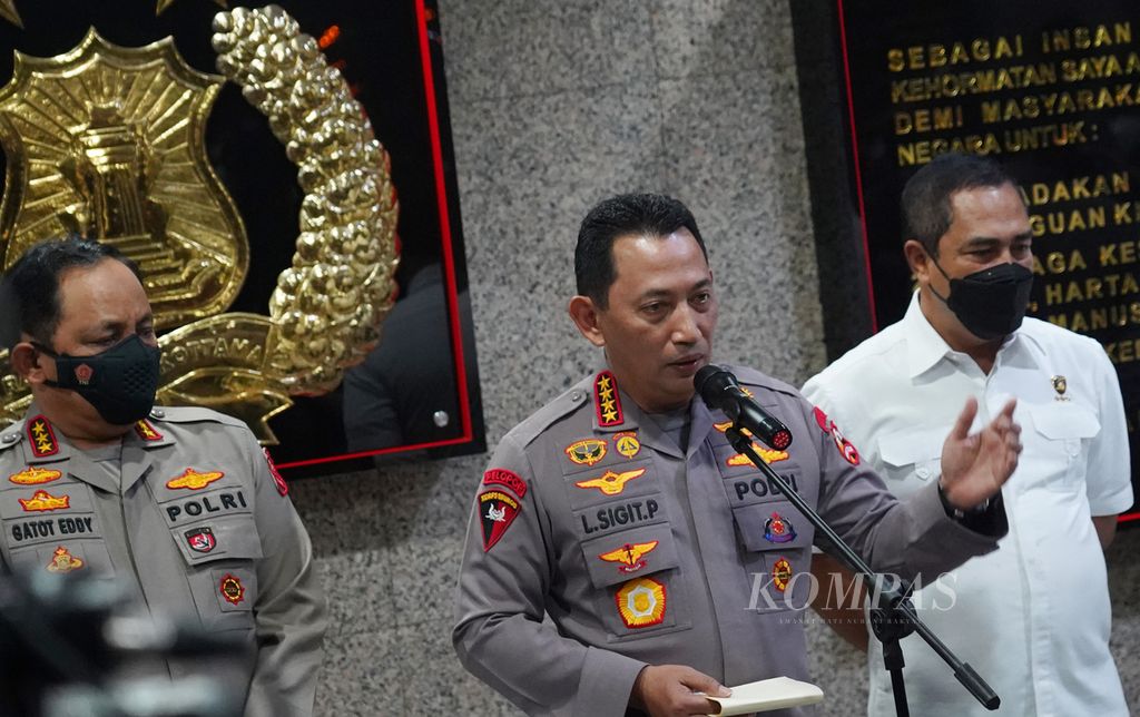 Kapolri Jendral Listyo Sigit Prabowo memberikan keterangan kepada wartawan seusai pemeriksaan Kadiv Propam Polri (non aktif) Irjen Ferdy Sambo di Mabes Polri, Jakarta, Kamis (4/8/2022). 