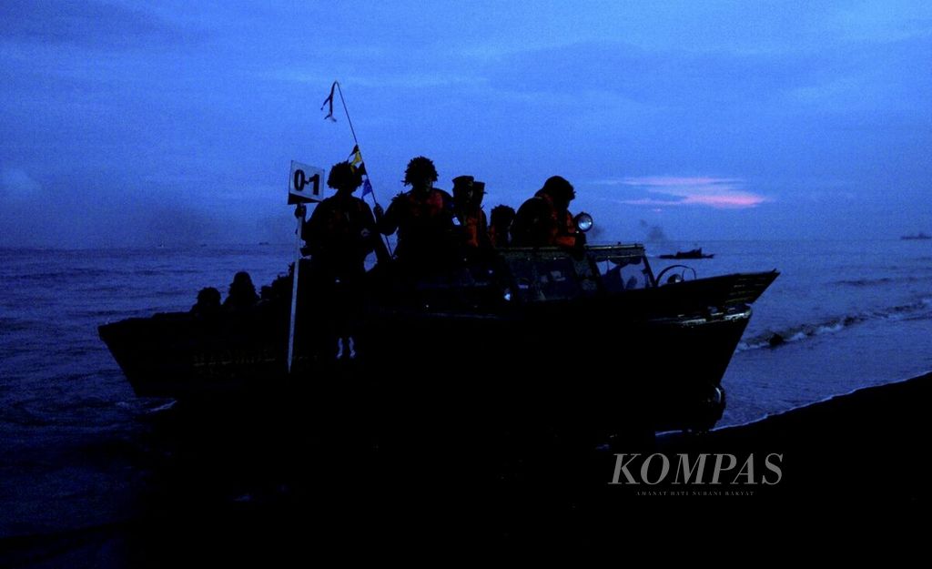 Prajurit Marinir menumpang kendaraan amfibi pengangkut artileri jenis K-61 mendarat di Pantai Banongan, Situbondo, Jawa Timur, Sabtu (2/2/2008). 