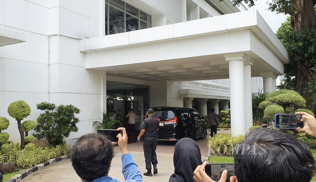 Rosan Roeslani, Ketua Tim Kampanye Nasional Prabowo Subianto-Gibran Rakabuming Raka, tiba di gedung utama Kementerian Sekretariat Negara, Jakarta, Senin (25/3/2024).