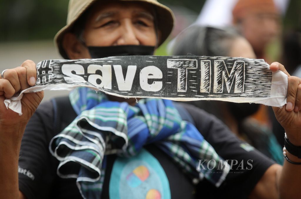  Sejumlah aktivis Forum Seniman Peduli Taman Ismail Marzuki (TIM) melakukan aksi menolak pengelolaan TIM oleh Jakpro di depan Gedung Mahkamah Agung (MA), Jakarta, Senin (22/8/2022). Mereka menolak pengelolaan TIM oleh Jakpro. 