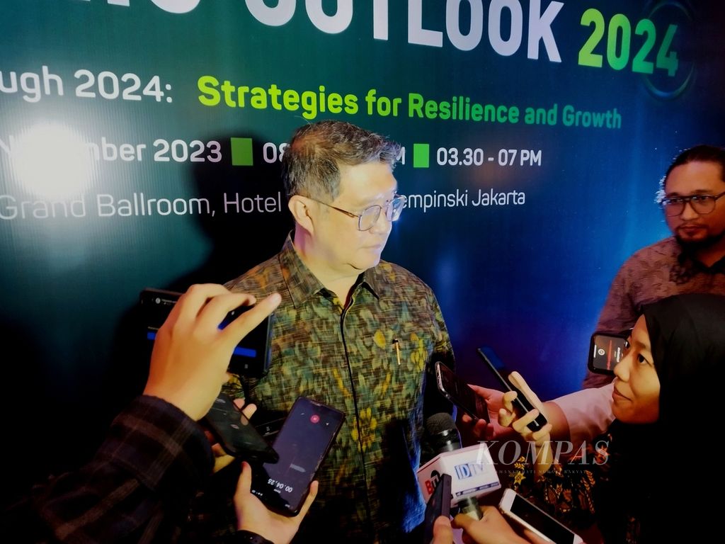 Direktur Utama PT Bank BTPN Tbk (Bank BTPN) Henoch Munandar memberikan keterangan kepada awak media seusai acara BTPN Economic Outlook 2024 di Jakarta, Rabu (22/11/2023).