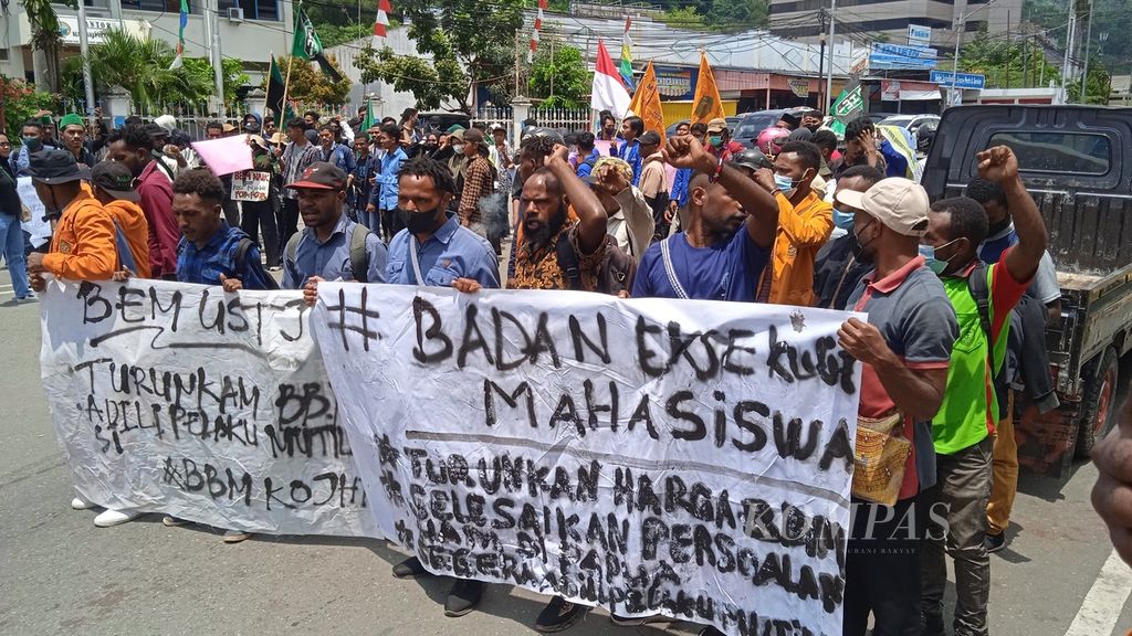 Perwakilan Badan Eksekutif Mahasiswa dan organisasi kepemudaan menggelar aksi unjuk rasa menuntut pembatalan kebijakan pemerintah pusat menaikkan harga BBM di Taman Imbi, Jayapura Papua, Senin (5/9/2022).