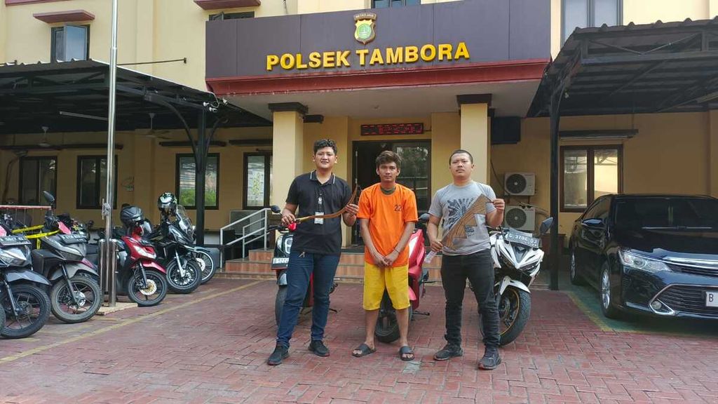 Polsek Tambora menangkap Krisna Mulya Saputra (19), tersangka kepemilikan senjata tajam untuk tawuran di daerah Jakarta Utara, Sabtu (20/5/2023). Ia bersama sepuluh remaja bersepeda motor berencana mencari lawan sesama kelompok remaja.