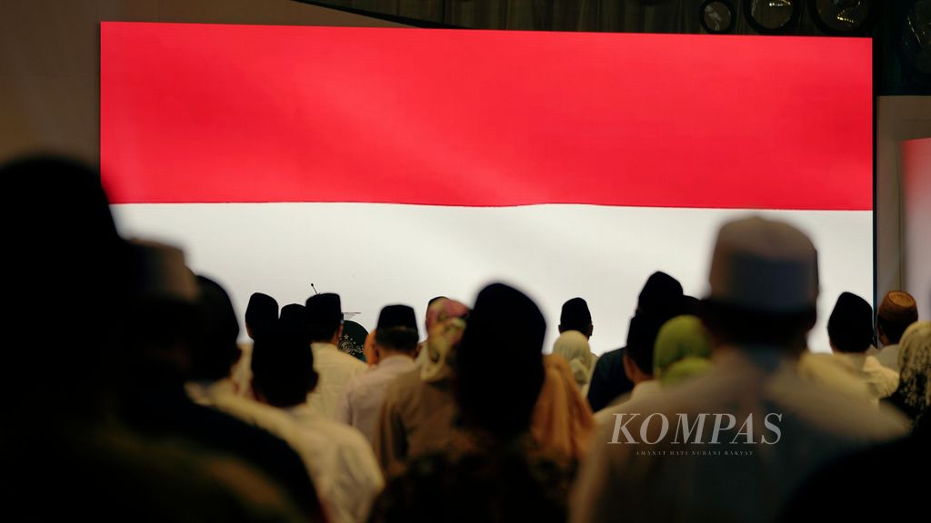 Peserta rapat pleno menyanyikan lagu ”Indonesia Raya” dalam permulaan peringatan Satu Abad Nahdlatul Ulama di Hotel Sultan, Jakarta, Senin (20/6/2022). Tema satu abad NU adalah Mendigdayakan Nahdlatul Ulama Menjemput Abad Kedua Menuju Kebangkitan Baru. 