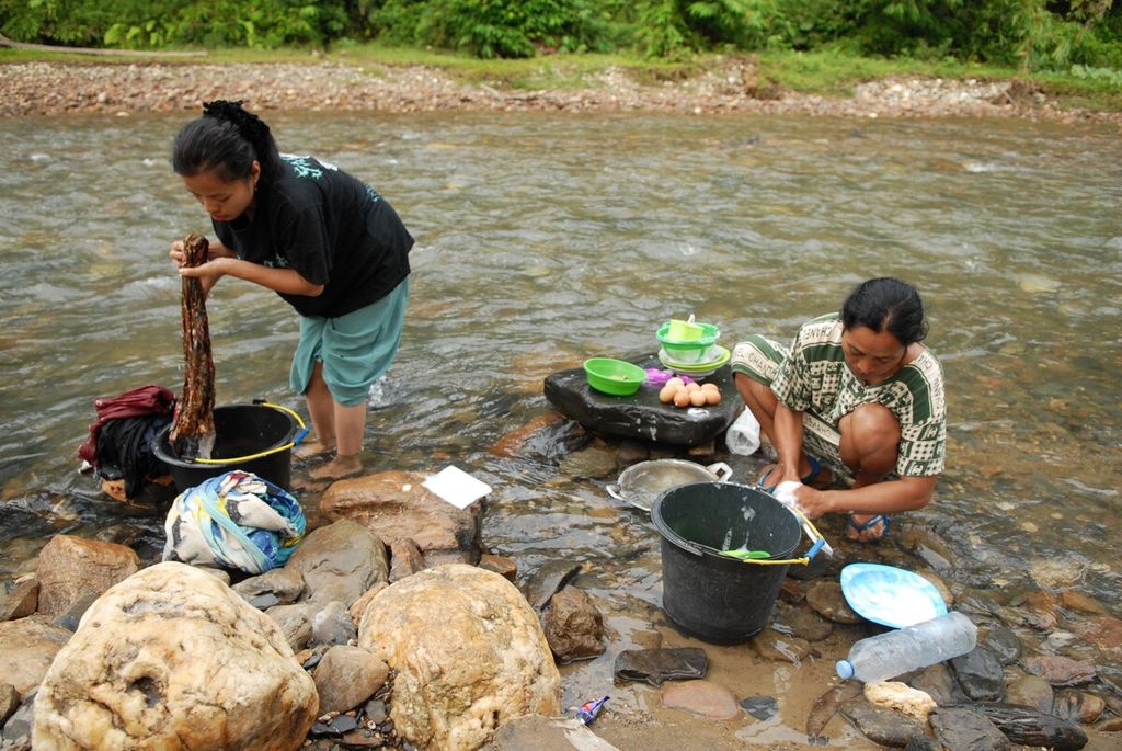 Warga masih memanfaatkan air sungai untuk memenuhi beragam kebutuhan mulai dari air minum, mandi, hingga cuci. Suasana di Sungai Seluro Kecil, Dusun Muara Seluro, Desa Raden Anom, Batangasai, Kabupaten Sarolangun, Jambi, Kamis (24/11/2023).