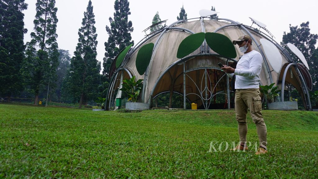 General Manager Corporate Communication and Security PT Mitra Natuna Raya  Zaenal Arifin saat meninjau kondisi rumput di area Ecodome Kebun Raya Bogor, Sabtu (2/7/2022).
