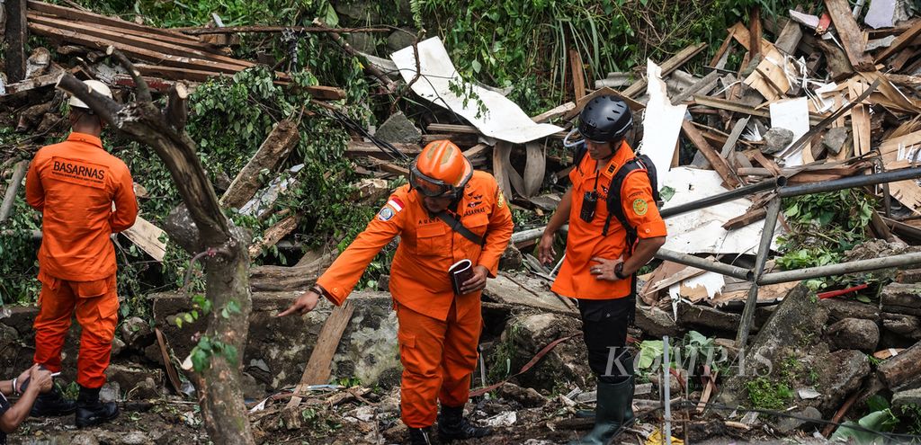 Pencarian korban musibah longsor di Gang Barjo, Kebon Kalapa, Kota Bogor, Jawa Barat, Kamis (12/10/2022). 