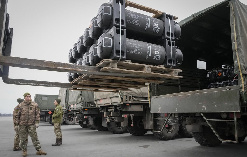 Tentara Ukraina mempersiapkan pengangkutan rudal Javelin di bandara Boryspil, Kiev pada 11 Februari 2022. Ukraina mendapa banyak rudal antitank buatan Amerika Serikat itu dari AS dan sekutunya sejak 2019.