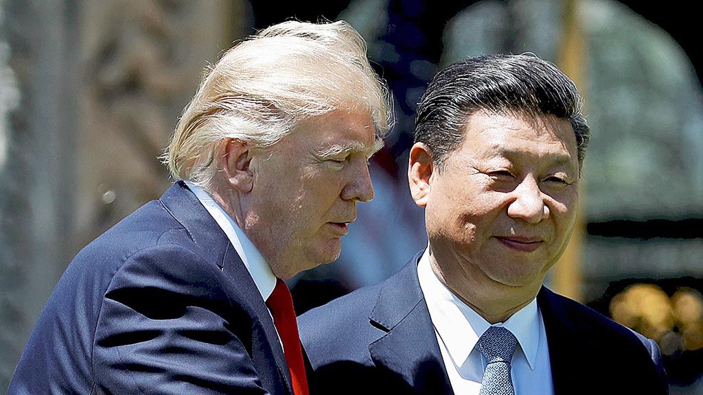 Presiden Amerika Serikat  Donald Trump berjalan bersama dengan Presiden China Xi Jinping saat keduanya bertemu,  7 April 2017, di Mar-a-Lago, Palm Beach, Florida.