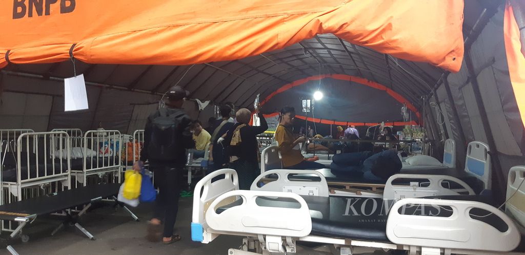 Tenda darurat untuk perawatan korban gempa Cianjur di halaman RSUD Sayang, Kabupaten Cianjur, Jawa Barat, Sabtu (26/11/2022).