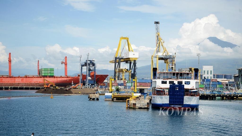 Sejumlah kapal berlabuh di Pelabuhan Bitung, Sulawesi Utara, 14 September 2017. Jalur perdagangan internasional Bitung-Davao (Filipina) berhenti beroperasi setelah Presiden Joko Widodo dan Presiden Filipina Rodrigo Duterte meresmikan jalur itu. Pasca-peresmian, tak ada lagi kapal berlayar ke Bitung setelah kapal pertama kembali ke Davao.