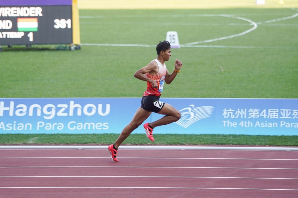 Saptoyogo Purnomo, atlet atletik paralimpiade nomor lari 400 meter klasifikasi T37 atau keterbatasan koordinasi gerak, termasuk akibat <i>cerebral palsy</i>, meraih medali emas pada hari pertama Asian Para Games 2022 di Huanglong Sport Centre, Senin (23/10/2023). 
