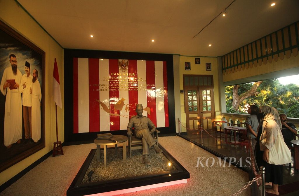 The atmosphere of Serambi Soekarno at the Saint Joseph Monastery located in the Cathedral complex of Ende, East Nusa Tenggara, on Monday (20/6/2022). When exiled by the colonial government of the Netherlands to Ende in 1934-1938, Bung Karno often discussed with two Dutch missionaries, Father Gerardus Huijtink SVD and Father Joannes Bouma SVD, in this place.